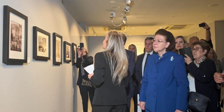 Ηράκλειο: Εγκαινιάστηκε η έκθεση «Γραφή από Φως – Συλλογή Κρασάκη» παρουσία της Λίνας Μενδώνη