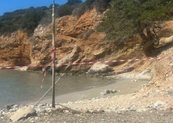 Νέο εύρημα που παραπέμπει σε πυραυλικό εξάρτημα ξεβράστηκε σε παραλία του Αγίου Νικολάου στην Κρήτη