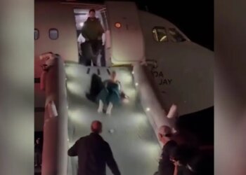 Ντένβερ: Επιβάτες του αεροπλάνου που παρέσυρε θανάσιμα τον πεζό περιγράφουν τις στιγμές φρίκης - «Νόμιζα ότι θα πεθάνω»