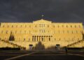 FT: Η Ελλάδα κερδίζει απόφαση του Ανωτάτου Δικαστηρίου για την αναδιάρθρωση του δημόσιου χρέους του 2012