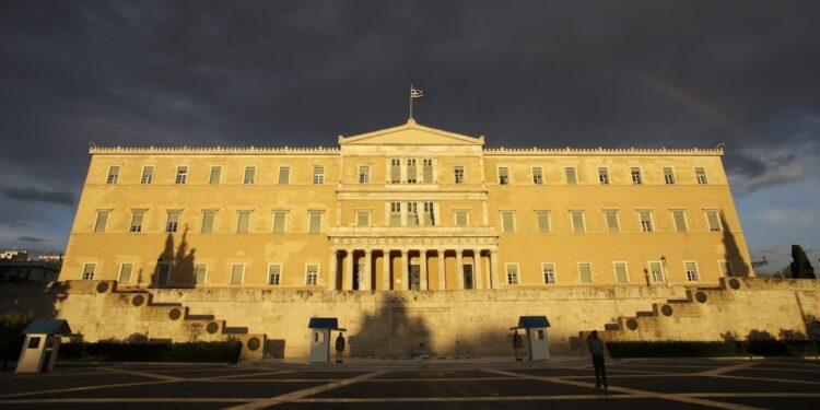 FT: Η Ελλάδα κερδίζει απόφαση του Ανωτάτου Δικαστηρίου για την αναδιάρθρωση του δημόσιου χρέους του 2012