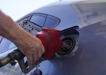 Πετρέλαιο: Κάτω από τα 100 δολάρια για δεύτερη ημέρα το βαρέλι – Στα ύψη οι τιμές καυσίμων στην Ελλάδα, ελπίδες για μικρή αποκλιμάκωση