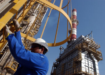 Brent: Μικρή πτώση μετά το ράλι, αλλά οι τιμές μένουν σε υψηλά επίπεδα