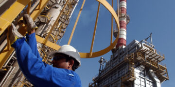 Brent: Μικρή πτώση μετά το ράλι, αλλά οι τιμές μένουν σε υψηλά επίπεδα