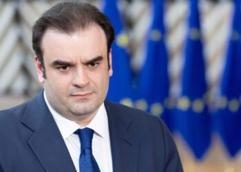 Πιερρακάκης στους Financial Times: Απολύτως αναγκαίες οι μεταρρυθμίσεις από την τρόικα για την ελληνική οικονομία
