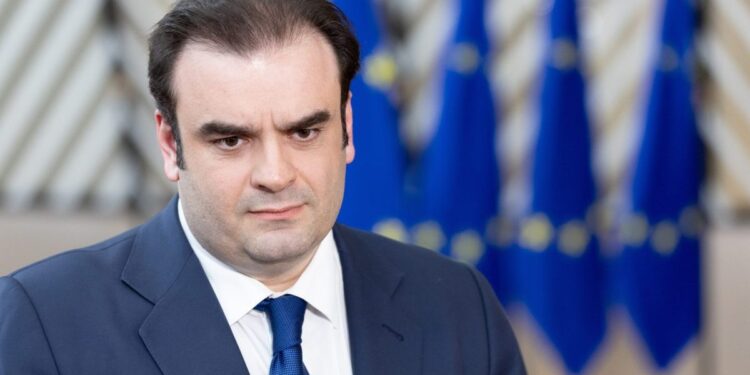 Πιερρακάκης στους Financial Times: Απολύτως αναγκαίες οι μεταρρυθμίσεις από την τρόικα για την ελληνική οικονομία