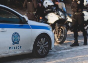 Επίθεση με πυροβολισμούς σε κατάστημα κινητής τηλεφωνίας στο κέντρο της Αθήνας και καταδίωξη στον Κηφισό