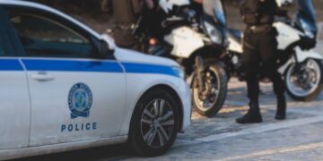 Επίθεση με πυροβολισμούς σε κατάστημα κινητής τηλεφωνίας στο κέντρο της Αθήνας και καταδίωξη στον Κηφισό
