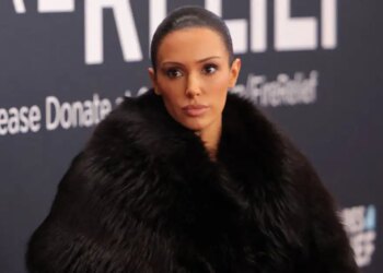 Η Μπιάνκα Σενσόρι ντυμένη από πάνω μέχρι κάτω