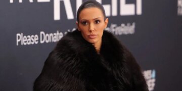 Η Μπιάνκα Σενσόρι ντυμένη από πάνω μέχρι κάτω