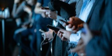 Γιατί κανείς δεν αλλάζει πλέον κινητό; Η αλήθεια πίσω από το «Confidence Gap»