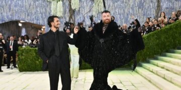 O Σαμ Σμιθ αρραβωνιάστηκε τον σύντροφό του, Κρίστιαν Κόουαν