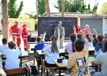 «Το κουδούνι χτυπά στη… φύση»: Παλιά θρανία έγιναν υπαίθρια τάξη