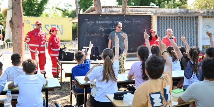 «Το κουδούνι χτυπά στη… φύση»: Παλιά θρανία έγιναν υπαίθρια τάξη