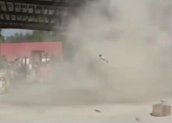 Φλόριντα: Τεράστιος ανεμοστρόβιλος σκόνης «χτυπά» σπίτια – Δείτε βίντεο
