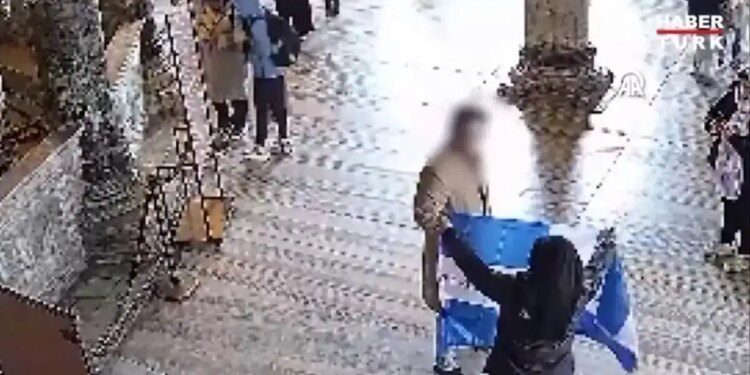 Λοβέρδος για τους Έλληνες που άνοιξαν ελληνική σημαία στην Αγία Σοφία: Αποφυλακίστηκαν και τις επόμενες ημέρες θα επιστρέψουν