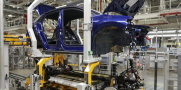 Γιατί ο Τραμπ αυξάνει στο 25% τους δασμούς στα ευρωπαϊκά οχήματα – Πώς απαντά η Ευρώπη