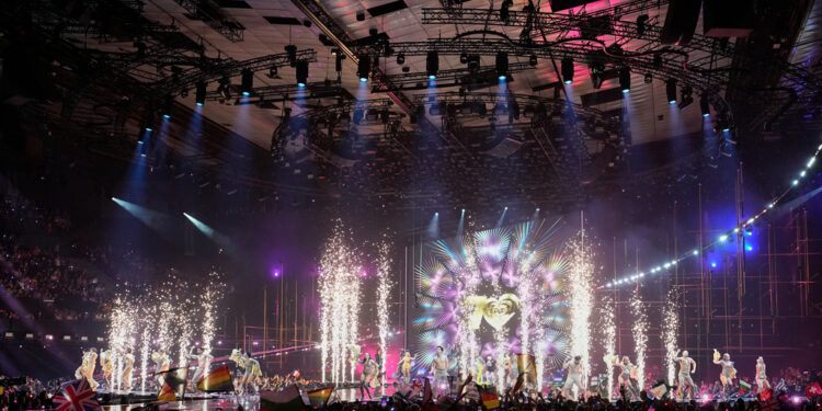 Eurovision 2026: «Βουτιά» στα 70 χρόνια του διαγωνισμού με ένα εντυπωσιακό flashback και πρωταγωνιστές προηγούμενους συμμετέχοντες