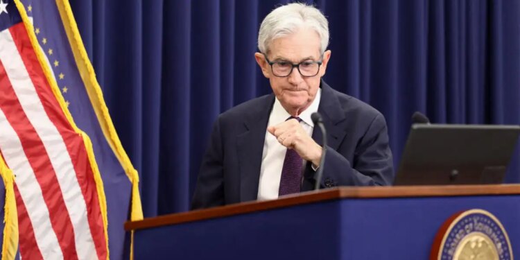 «Βραβείο θάρρους» στον πρώην πρόεδρο της Fed Τζερόμ Πάουελ για τη στάση του απέναντι στις πιέσεις Τραμπ