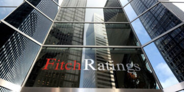 Fitch: Εύσημα στην Ελλάδα για τα στοχευμένα μέτρα στήριξης νοικοκυριών και επιχειρήσεων λόγω του αυξημένου ενεργειακού κόστους