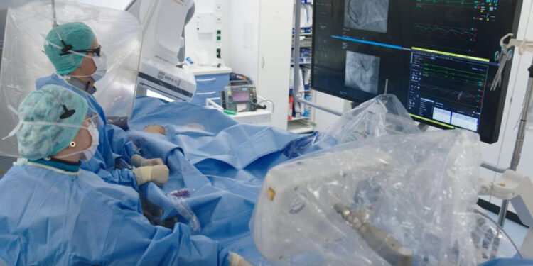 Η Siemens Healthineers παρουσιάζει νέα επεμβατικά συστήματα με Optiq AI στο Radiological Society of North America (RSNA) 2025