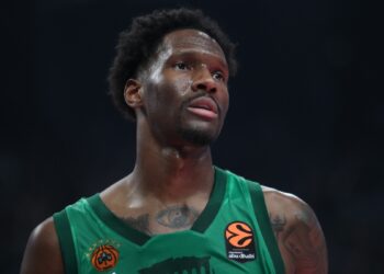 Τρεις ώρες πριν την έναρξη του Game 4, ο Χέιζ-Ντέιβις ξεκίνησε το ζέσταμα (video) - www.ertsports.gr