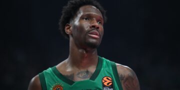 Τρεις ώρες πριν την έναρξη του Game 4, ο Χέιζ-Ντέιβις ξεκίνησε το ζέσταμα (video) - www.ertsports.gr