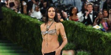 Met Gala 2026: Ιρίνα Σάικ και Τζίτζι Χαντίντ άφησαν ελάχιστα στη φαντασία