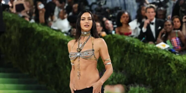 Met Gala 2026: Ιρίνα Σάικ και Τζίτζι Χαντίντ άφησαν ελάχιστα στη φαντασία
