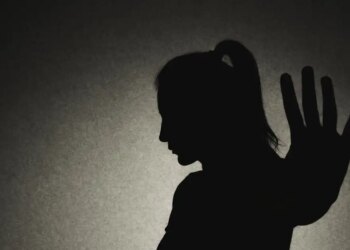 Άνδρας στην Βρετανία υποδυόταν την πρώην σύντροφό του στο Tinder και έστελνε αγνώστους σπίτι της για να την βιάσουν