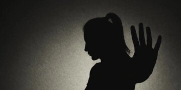 Άνδρας στην Βρετανία υποδυόταν την πρώην σύντροφό του στο Tinder και έστελνε αγνώστους σπίτι της για να την βιάσουν