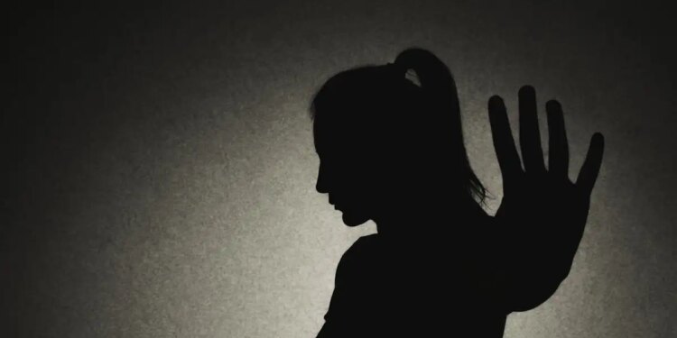 Άνδρας στην Βρετανία υποδυόταν την πρώην σύντροφό του στο Tinder και έστελνε αγνώστους σπίτι της για να την βιάσουν