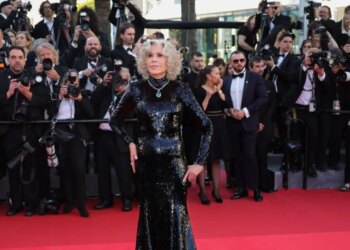 Απαστράπτουσα η Τζέιν Φόντα στο 79ο Φεστιβάλ Καννών: Με τουαλέτα Gucci και φουλ στην παγιέτα