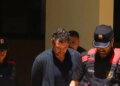 Mango: Η στιγμή που ο Τζόναθαν Άντικ οδηγείται με χειροπέδες στο δικαστήριο - Κατηγορείται για τον θάνατο του πατέρα του