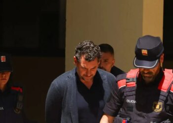 Mango: Η στιγμή που ο Τζόναθαν Άντικ οδηγείται με χειροπέδες στο δικαστήριο - Κατηγορείται για τον θάνατο του πατέρα του