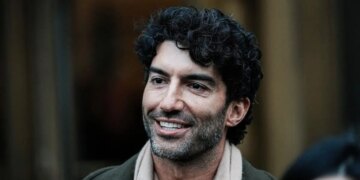 Τζάστιν Μπαλντόνι: Χαμογελαστός και χέρι χέρι με την σύζυγό του στην πρώτη δημόσια εμφάνιση μετά τη λήξη της δικαστικής διαμάχης με την Μπλέικ Λάιβλι