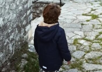 Ο Βασίλης Κικίλιας και η Τζένη Μπαλατσινού ταξίδεψαν στο Δολό Ιωαννίνων με τον γιο τους