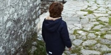 Ο Βασίλης Κικίλιας και η Τζένη Μπαλατσινού ταξίδεψαν στο Δολό Ιωαννίνων με τον γιο τους