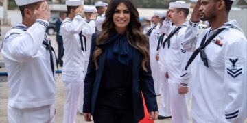 Στη βάση της Σούδας η πρέσβης των ΗΠΑ Κίμπερλι Γκίλφοϊλ