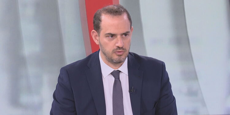 Γ. Κώτσηρας στο ΕΡΤnews: «Θα συνεχίσουμε να στηρίζουμε τους πολίτες» – Νέα μέτρα για οικογένειες, ενοικιαστές και ιδιωτικό χρέος
