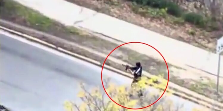 Τρόμος στη Μασαχουσέτη: Άνδρας άρχισε να πυροβολεί αυτοκίνητα στη μέση του δρόμου και τραυμάτισε 11 άτομα
