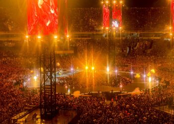 Η συναυλία των Metallica σε αριθμούς: 87 διπλές νταλίκες για τον εξοπλισμό, 3.000 εργαζόμενοι και χιλιάδες κρατήσεις σε ξενοδοχεία