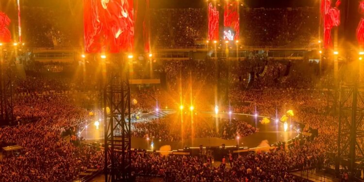 «Ντελίριο» για τους Metallica στο ΟΑΚΑ: Πάνω από 80.000 κόσμου αποθέωσε τους ηγέτες της metal σκηνής