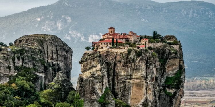 Πόλος έλξης Μετέωρα, Καλαμάτα, Ιωάννινα και Σιάτιστα για το τριήμερο του Αγίου Πνεύματος - ertnews.gr