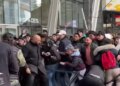 Χάος στην Ιταλία: Πελάτες «έπαιξαν» μπουνιές στην προσπάθεια να αγοράσουν ρολόγια Royal Pop της Swatch και της Audemars Piguet