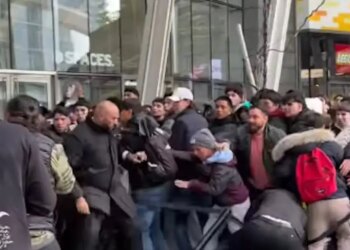 Χάος στην Ιταλία: Πελάτες «έπαιξαν» μπουνιές στην προσπάθεια να αγοράσουν ρολόγια Royal Pop της Swatch και της Audemars Piguet