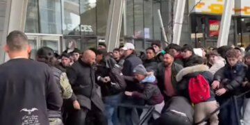 Χάος στην Ιταλία: Πελάτες «έπαιξαν» μπουνιές στην προσπάθεια να αγοράσουν ρολόγια Royal Pop της Swatch και της Audemars Piguet