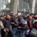 Χάος στην Ιταλία: Πελάτες «έπαιξαν» μπουνιές στην προσπάθεια να αγοράσουν ρολόγια Royal Pop της Swatch και της Audemars Piguet