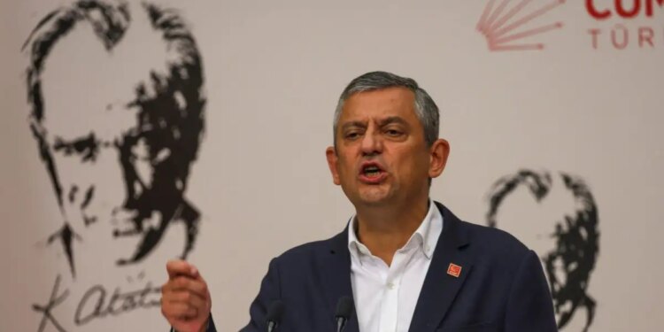 Τουρκία: 13 συλλήψεις μελών του CHP - «Δεν θα επιτρέψουμε να κυβερνηθεί το κόμμα από διορισμένους επιτρόπους» λέει ο Οζγκιούρ Οζέλ