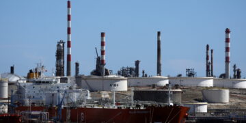 Η αβεβαιότητα στις ειρηνευτικές συνομιλίες για το Ιράν διατηρεί στα ύψη τις τιμές του πετρελαίου